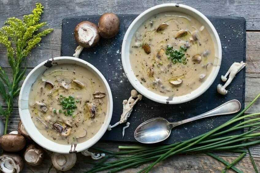Суп с грибами рисом и картошкой. Грибной сливочный суп. Крем суп из белых грибов. Сливочный суп с грибами. Сливочный крем-суп с грибами.
