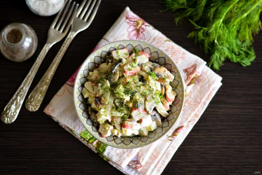 Салат с крабовыми палочками и консервированными шампиньонами