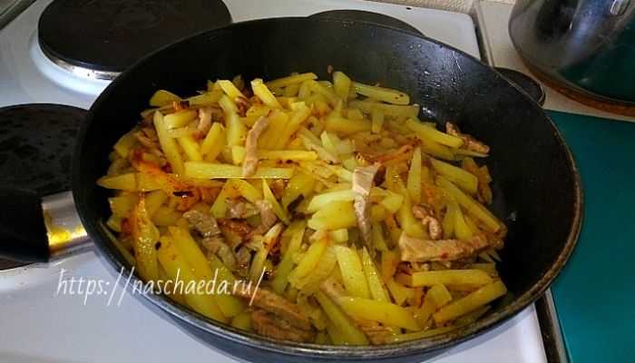Самый простой и вкусный рецепт жареной картошки с мясом и луком 2021: пошаговый с фото