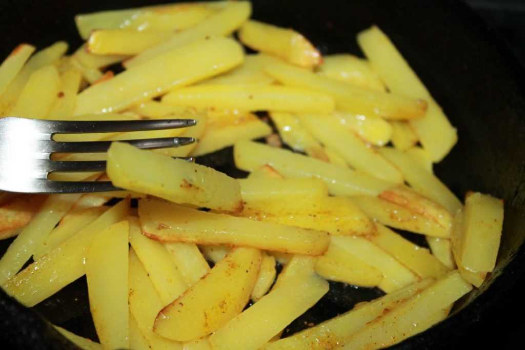 Жареная картошка на воде рецепт. Нарезать картофель для жарки. Жареный картофель соломкой. Жареная картошка соломкой на сковороде. Порезать картошку соломкой.