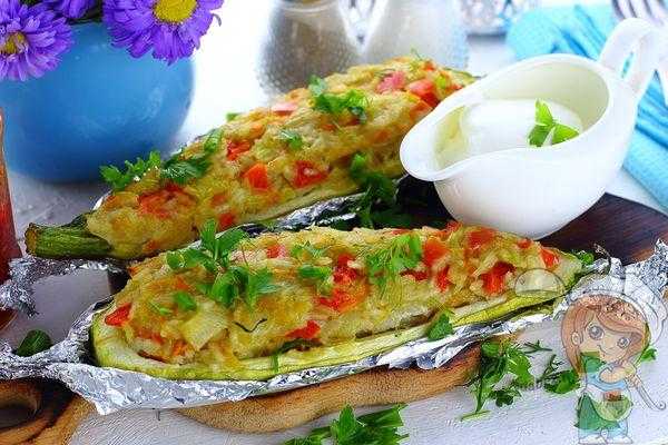 Куриное филе с кабачками на сковороде