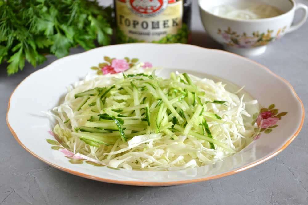 Салат из краснокочанной капусты с овощами и зеленым горошком