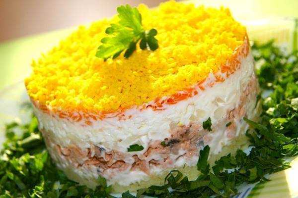 Как приготовить Салат Мимоза с сайрой и картошкой с использованием: сайра консервированная,лук репчатый,морковь вареная,картофель вареный Несмотря на обилие рецептов слоеных салатов, Мимоза с консервированной сайрой и картошкой считается вечной классикой