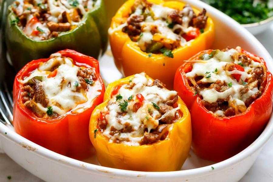 Перцы, фаршированные мясом и рисом в томатно-сметанном соусе