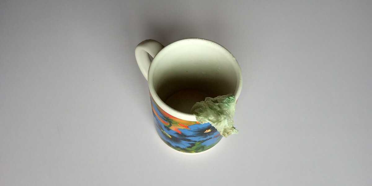 Как отмыть кружку. Налет чая на кружке. Кофейно-чайный налёт в чашках.. Чашка для очистки поверхностей.