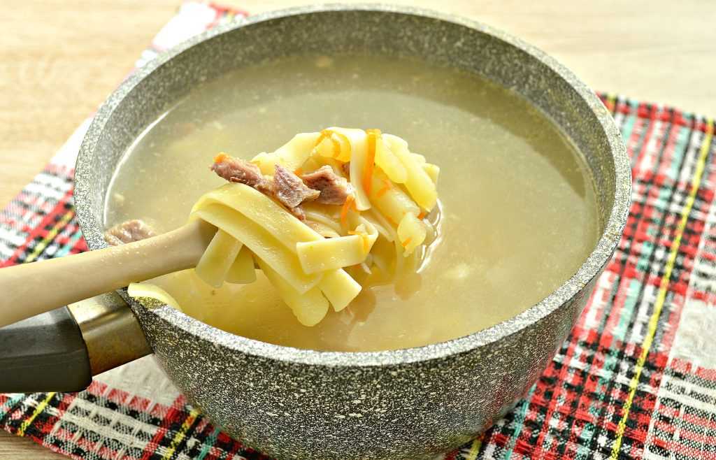 Лапшичный суп. Лапша из индейки. 100гр лапшичного супа. Лапшичный суп фото. Как сварить домашнюю лапшу