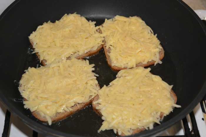 Рецепт горячих бутербродов на сковороде с сыром. Бутерброды с тертой картошкой. Бутерброды с сыром на сковороде. Горячий бутерброд на сковороде с колбасой и сыром. Горячие бутерброды с сыром на сковороде.