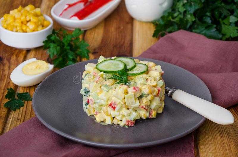 Салат с крабовыми палочками и кукурузой и яйцом и огурцом и сыром рецепт с фото