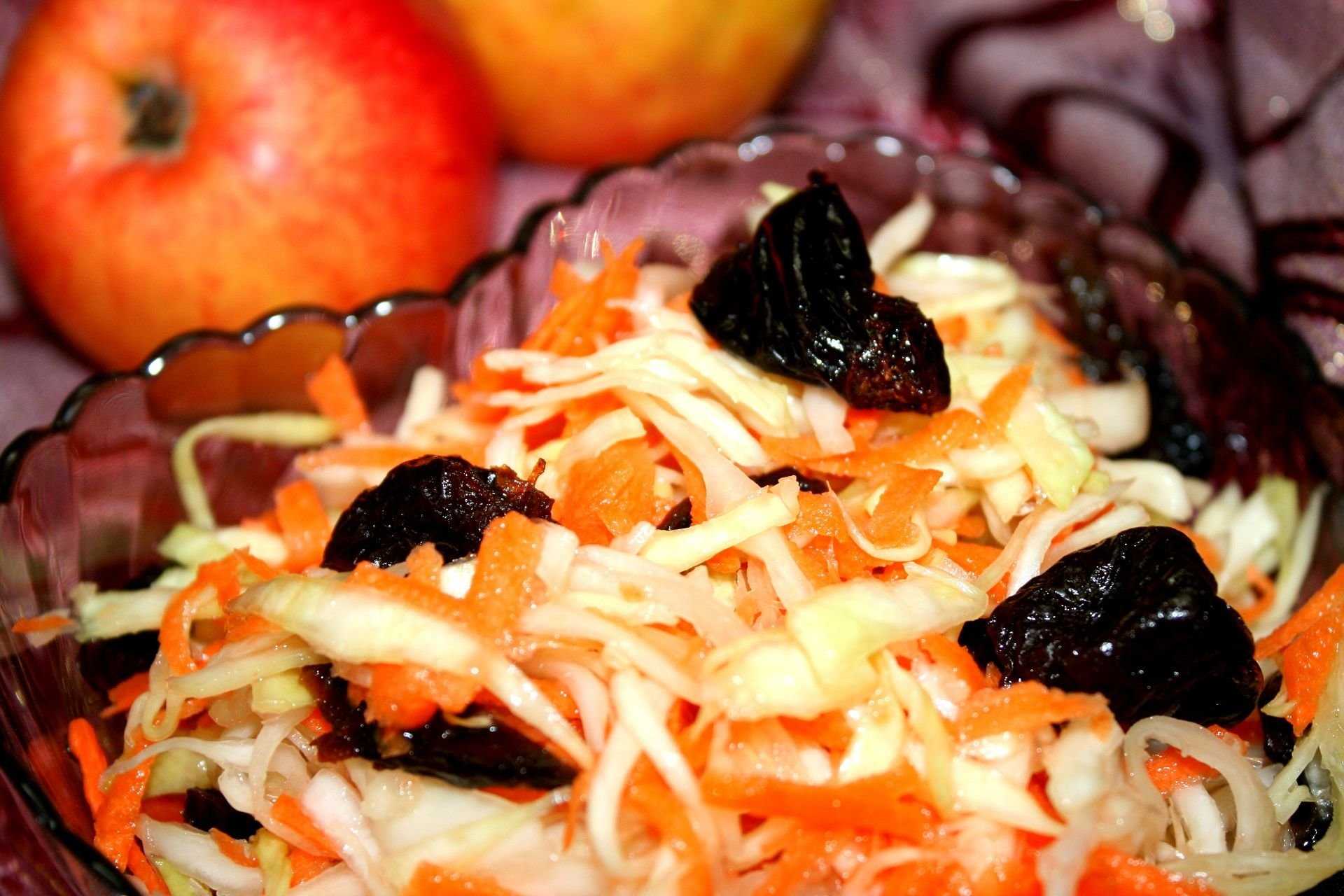 Рагу с квашеной капустой и сухофруктами – кулинарный рецепт