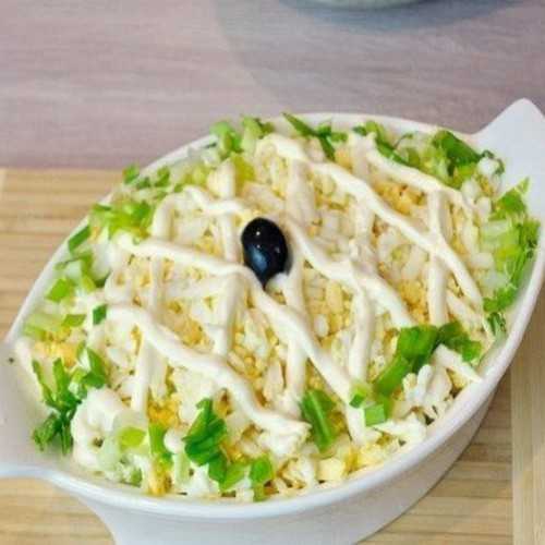 Салат с кальмарами и пекинской капустой