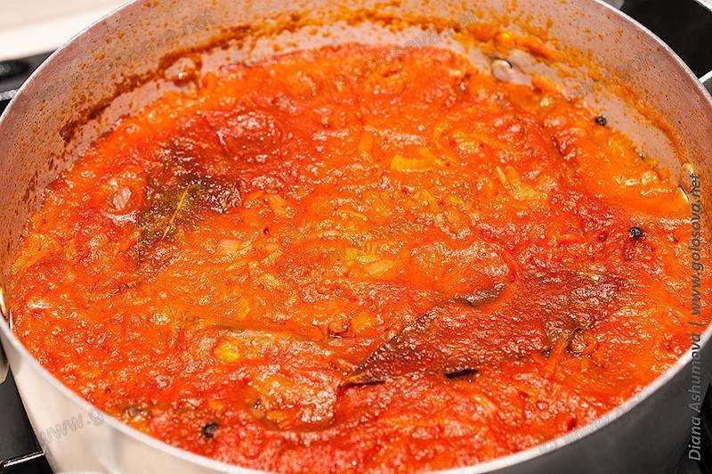 Треска тушеная в томатной пасте с овощами