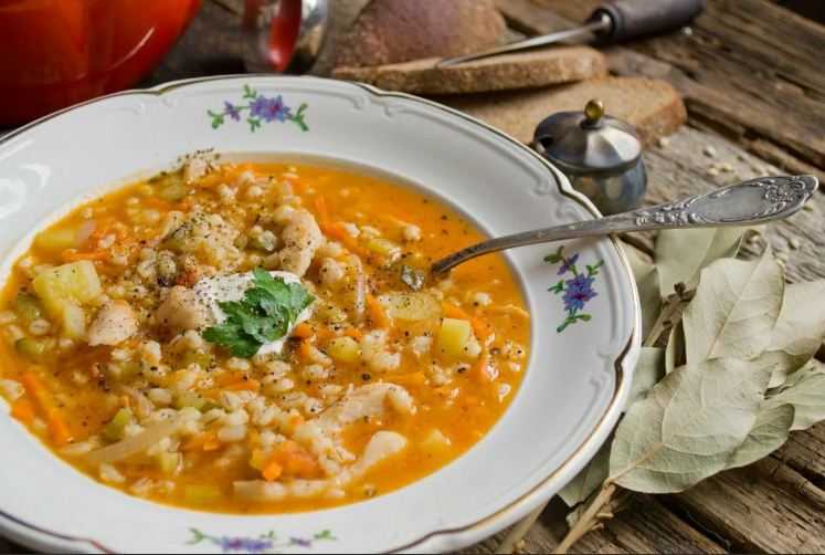 Рассольник классический с перловкой и солеными огурцами
