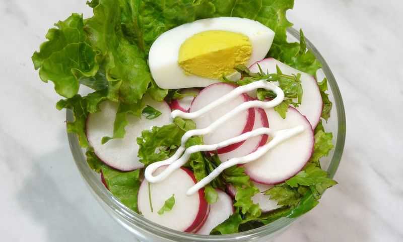 Салат из редиса с огурцом и яйцом
