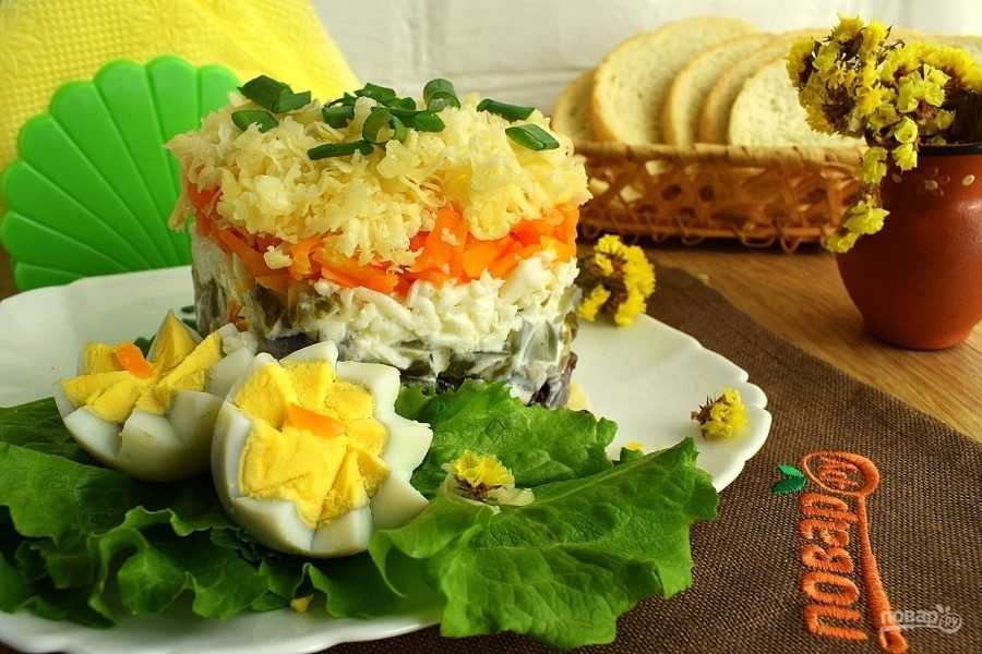 Салат с грибами и курицей и сыром