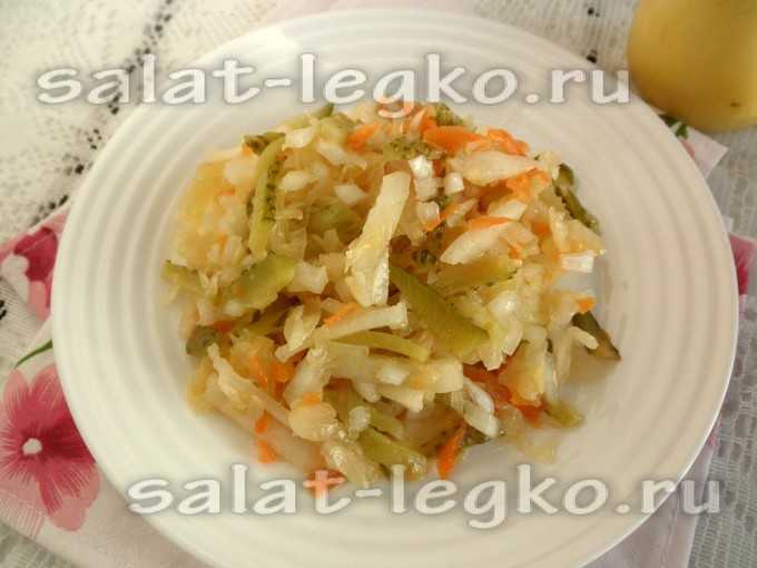 Салат из квашеной капусты с солеными огурцами