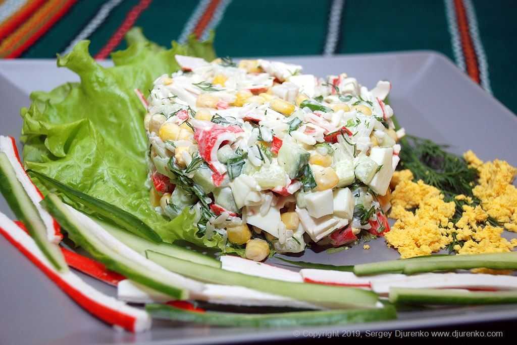 Крабовый салат рецепт с кукурузой яйцом и огурцом рецепт с фото