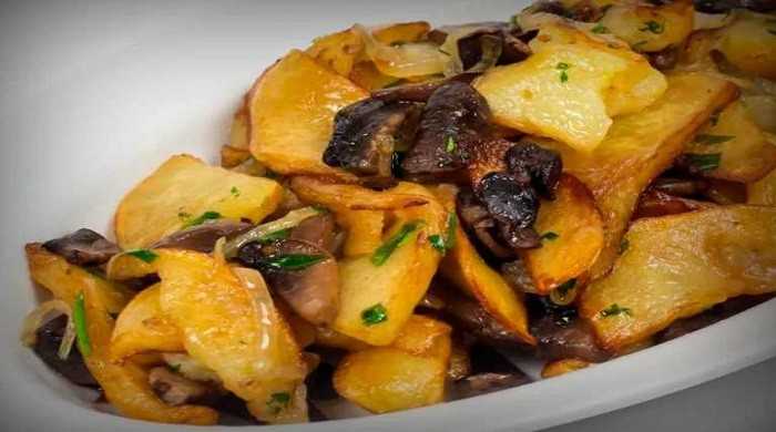 Картофель с сухими грибами. Картошка с грибами на сковороде. Жареная картошка с шампиньонами на сковороде. Жареная картошка с грибами шампиньонами на сковороде. Жареная картошка с грибами на сковороде аппетитная.