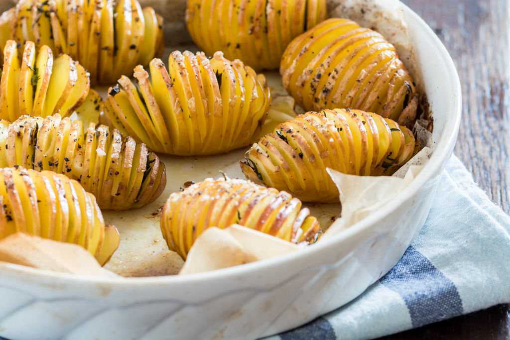 Картошка запеченная в духовке с сыром и чесноком сливочным маслом