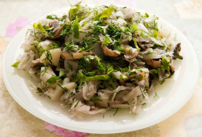 Рецепт салат из квашеной капусты с сельдью