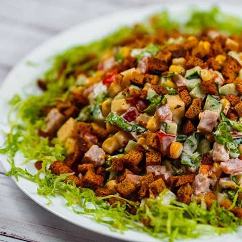 Как приготовить Салат Малибу с курицей и сыром с использованием: листья салата,помидоры,огурцы,филе куриное Салат Малибу с курицей и сыром - вкусное и сытное блюдо Его можно подать на праздничный стол, приготовить для легкого ужина или романтического вече