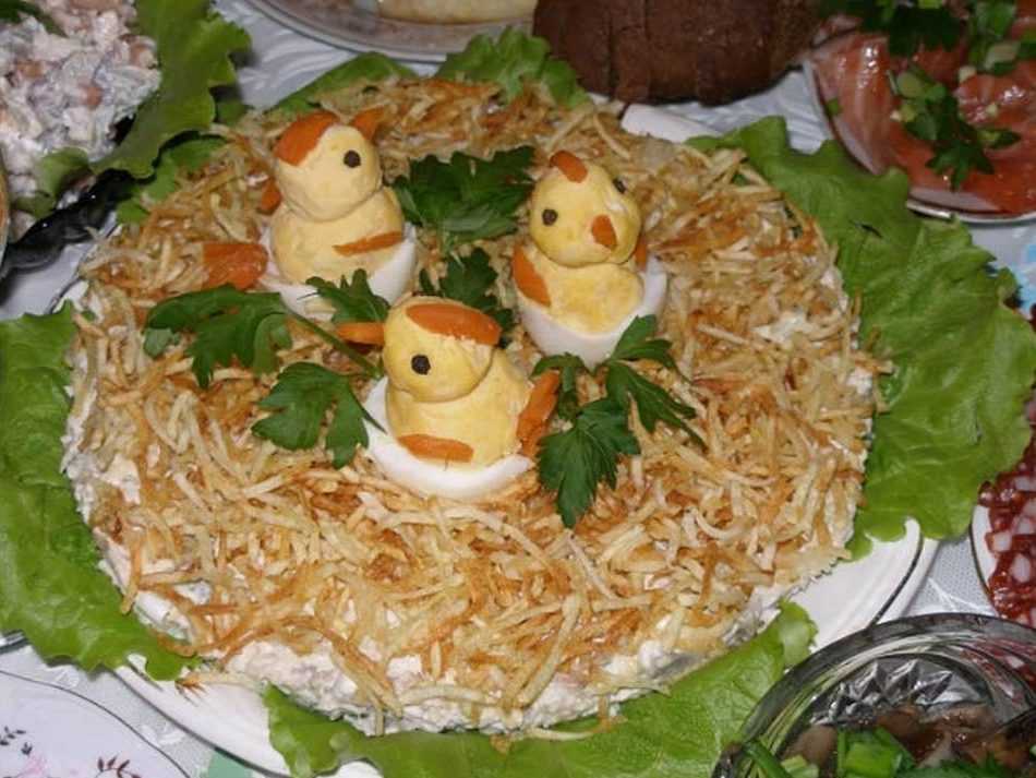 Гнездо глухаря салат рецепт классический с курицей пошаговый фото слоями с фото