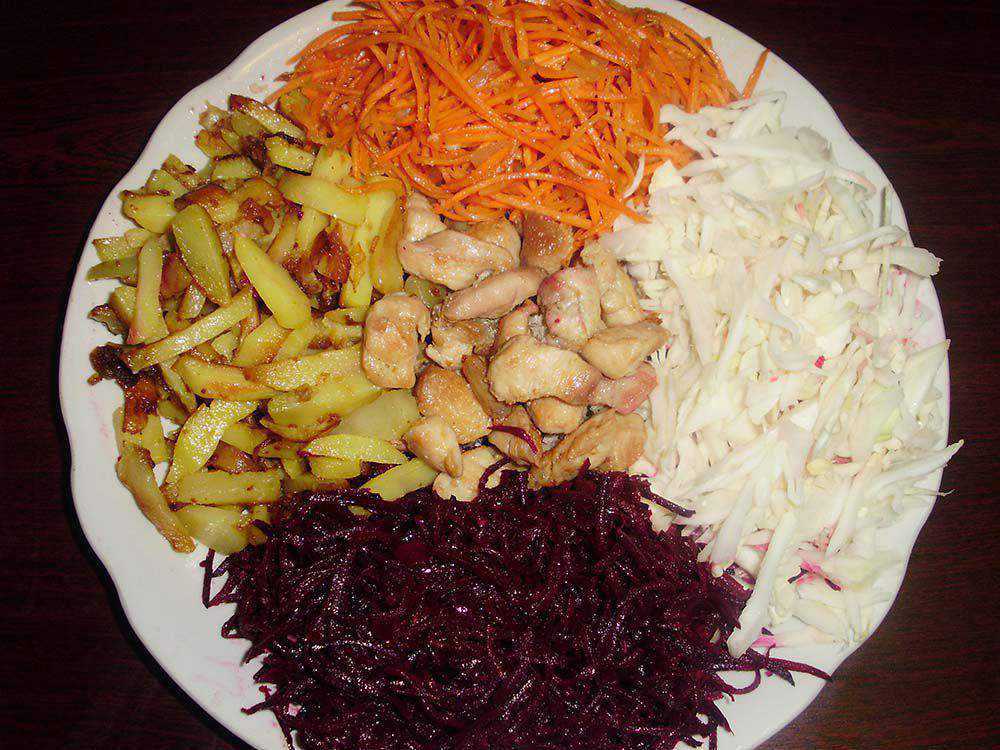 Салат из свежих овощей мяса и жареной картошкой