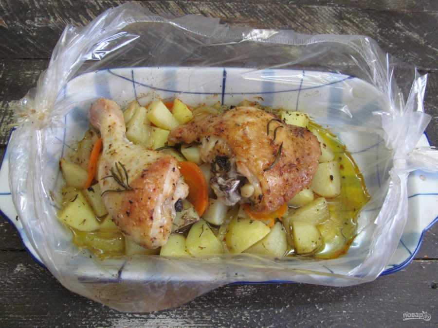 Сколько времени запекать в пакете. Курица с картошкой в рукаве для запекания. Картошка с курицей в пакете для запекания. Курица с картошкой в пакете для запекания в духовке. Курица с картошкой в духовке в рукаве.