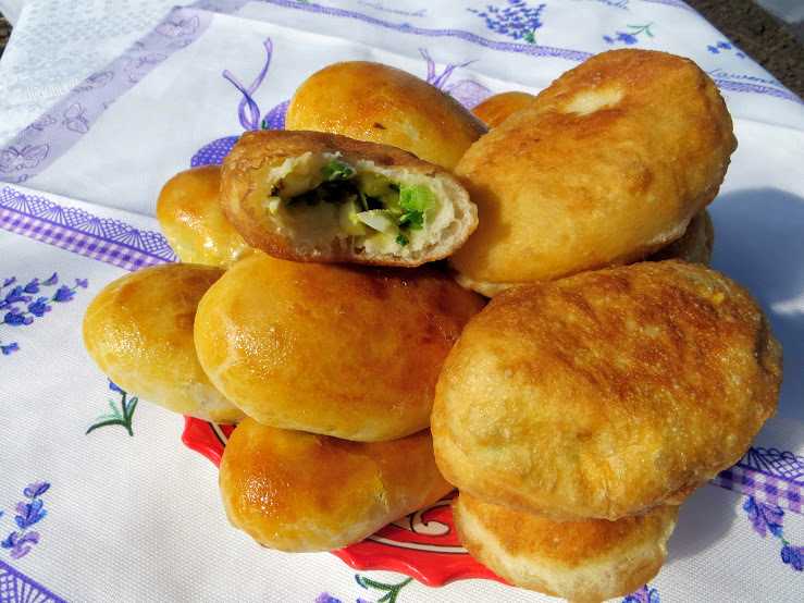 Пирожки с картошкой жареные на сковороде - 7 рецептов с пошаговыми фото