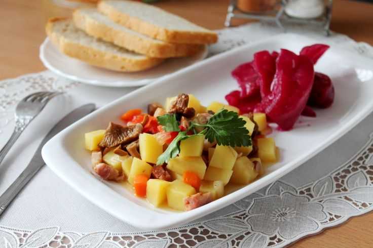 Тушеная картошка с курицей в сковороде