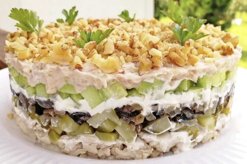 Салат с сыром косичка