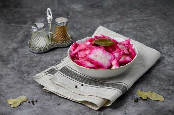 Маринованная капуста со свеклой: 5 вкусных рецептов быстрого приготовления