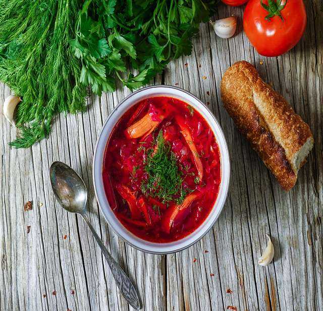 Борщ с курицей и свежей капустой