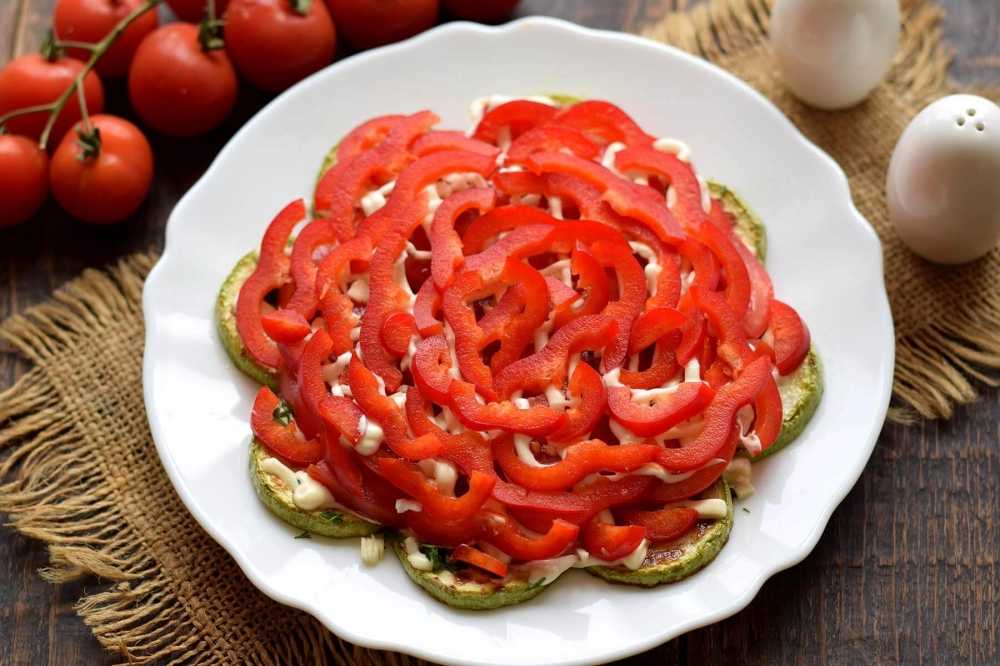 Салат из жареных кабачков с помидорами и чесноком