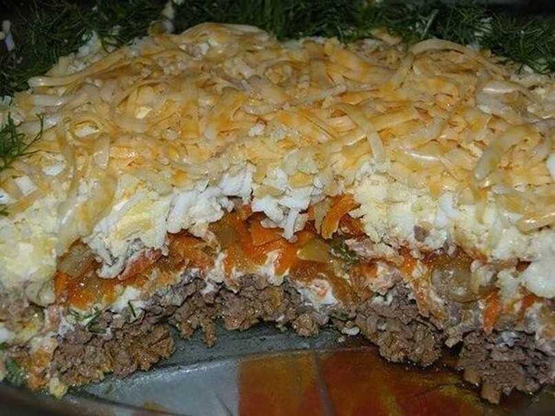 Слоеный салат из курицы с сыром и с жареным луком