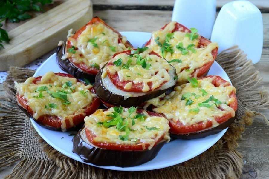 Баклажаны с помидорами, сыром, чесноком и майонезом в духовке - 9 пошаговых фото в рецепте