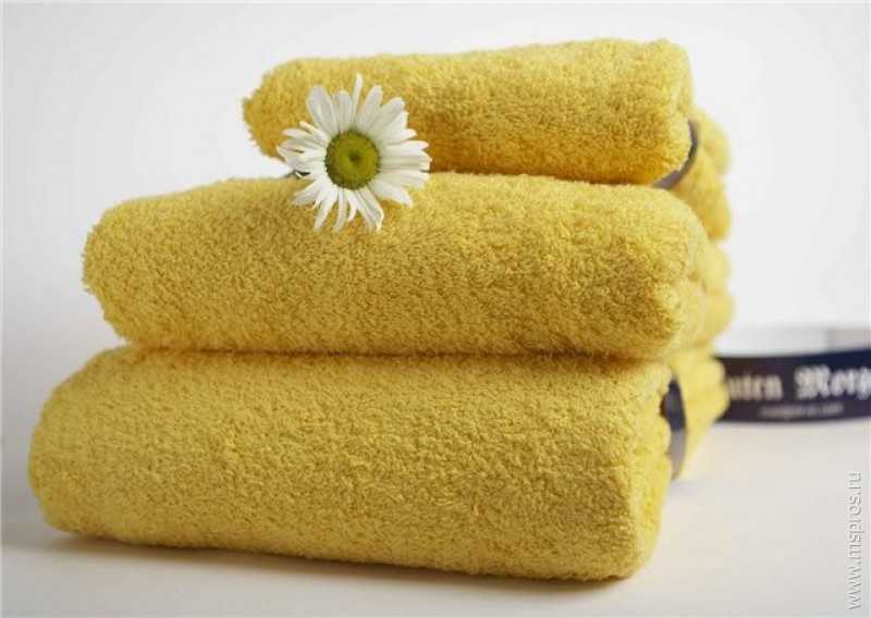 Как выглядит полотенце. Махровые изделия. Красиво сложенные полотенца. Желтое полотенце. Полотенце ворсистое банное.