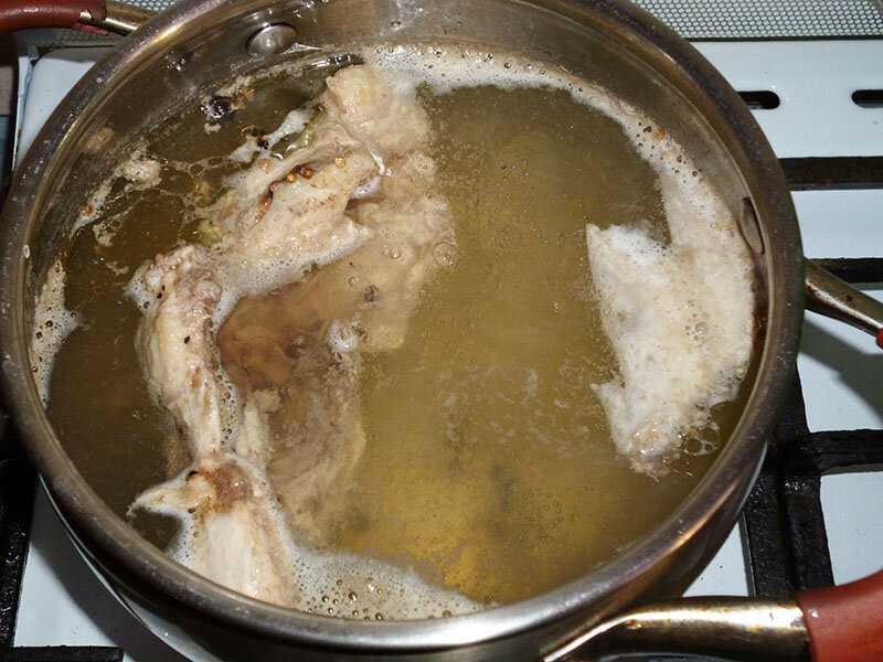 Сколько варить курицу для супа после. Бульон из курицы в кастрюле. Приготовление бульона из курицы. Варка куриного бульона. Мясо в кастрюле.