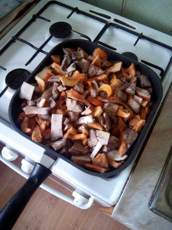 Сколько жарить грибы на сковороде по времени. Жареные рыжики. Жареная картошка с рыжиками на сковороде. Рыжик на сковороде. Рыжики способы приготовления жарить.