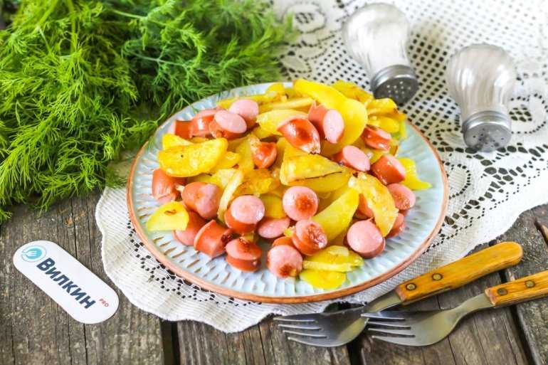 Жареная картошка с луком и сосисками на сковороде - 11 пошаговых фото в рецепте