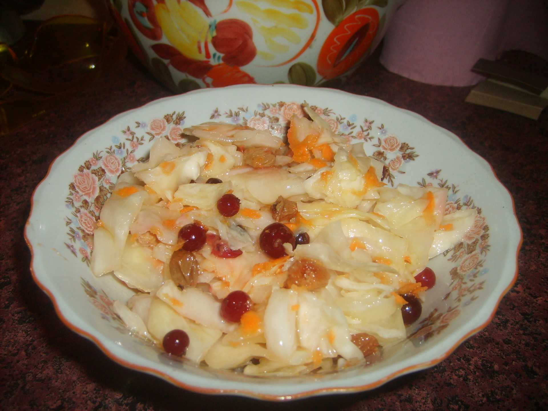 Простой рецепт маринованной капусты с виноградом и лимоном или яблоком