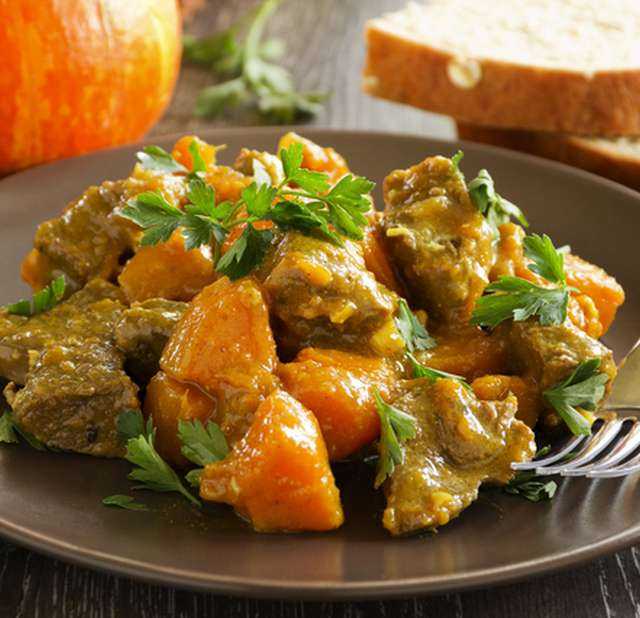 Тушеная картошка с мясом в кастрюле