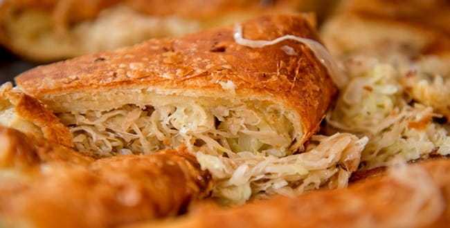 Лежень – картофельный пирог с кислой капустой (sauerkraut potato pie)