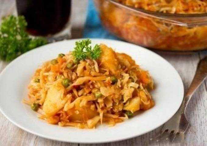 Тушеная капуста с горошком и кабачками