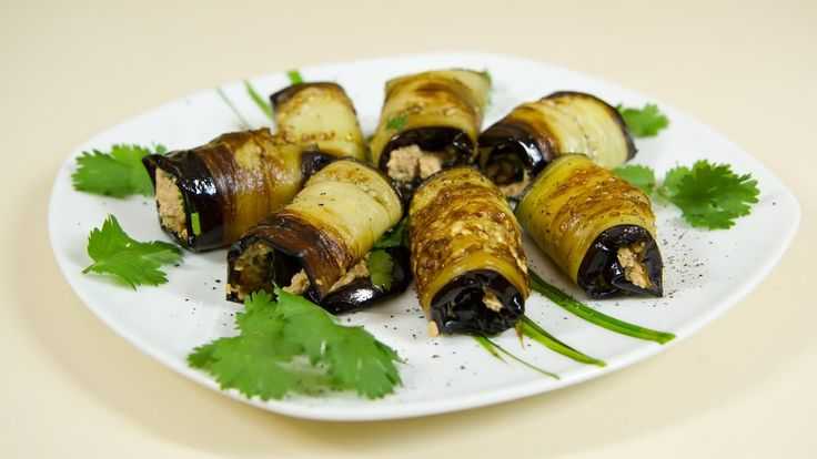 Рулетики  из баклажанов с морковью и чесноком