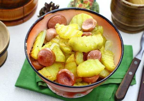 Жареная картошка с сосисками — пошаговые рецепты с фото