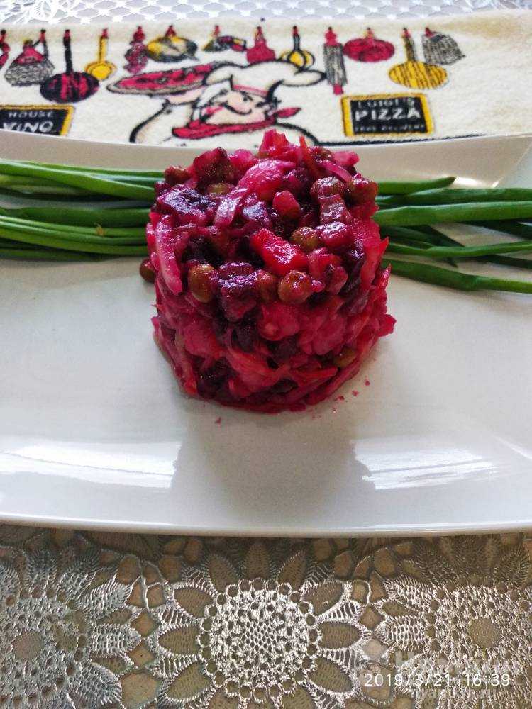 Винегрет с горошком, солеными огурцами и квашеной капустой