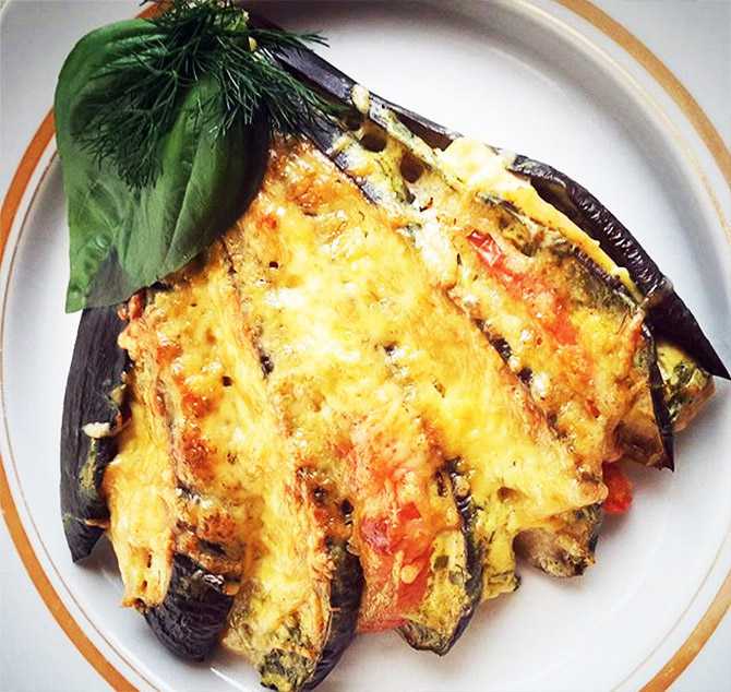 Баклажаны слоями с помидорами и сыром, холодная закуска и запеченная в духовке