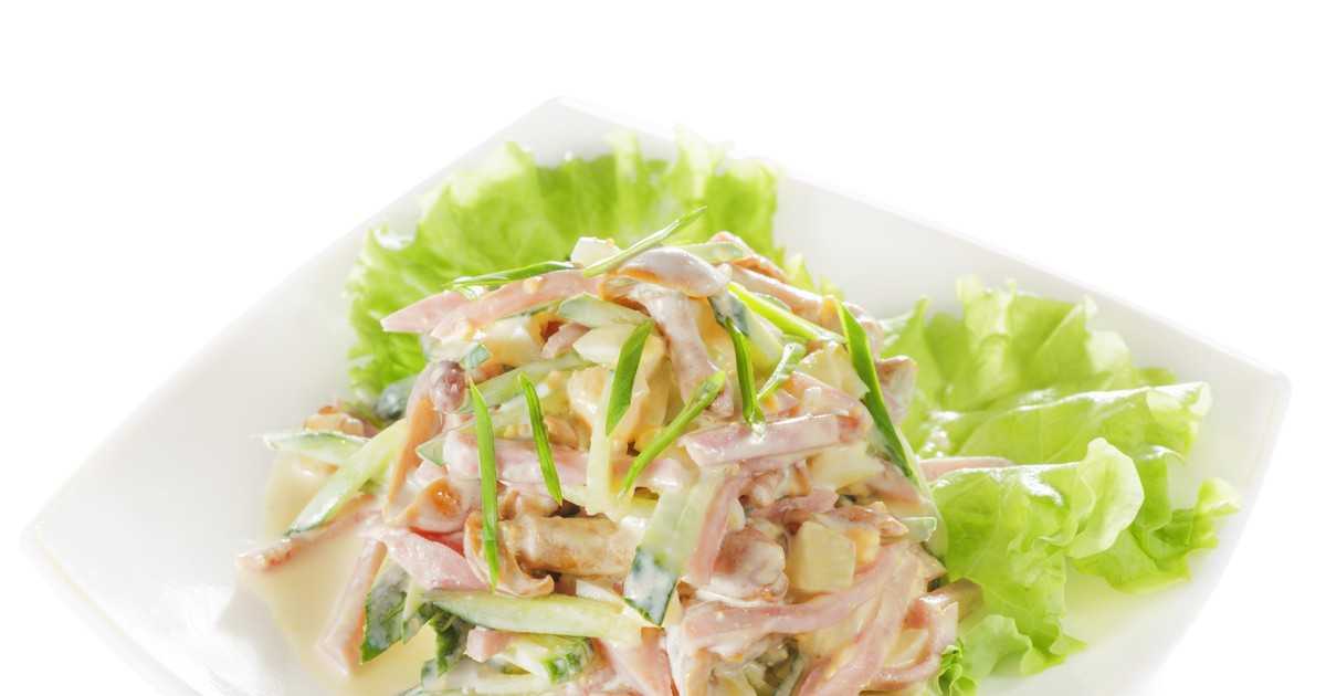 Салат с ветчиной, помидорами и сыром