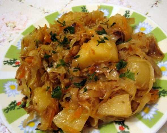 Картошка с квашеной капустой тушеная на сковороде