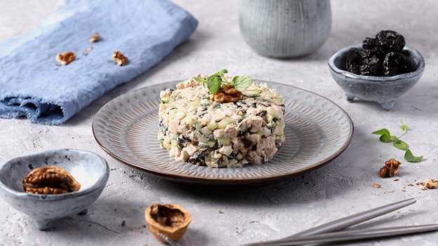 Салат из курицы с черносливом и грецкими орехами - 10 рецептов с сыром, огурцом, яйцом с пошаговыми фото